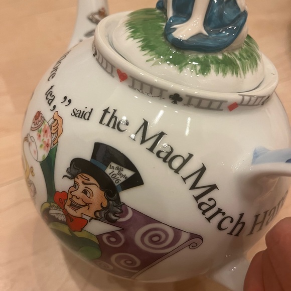 Paul Cardew Alice in Wonderland 150th Anniversary Edition Teapot w/ Alice Lid - Picture 7 of 10